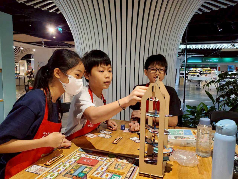 孩子透過灃食開發的《平衡地球美食家》永續桌遊玩中學,了解碳排放與環境永續的重要。(圖片提供/灃食公益飲食文化教育基金會)