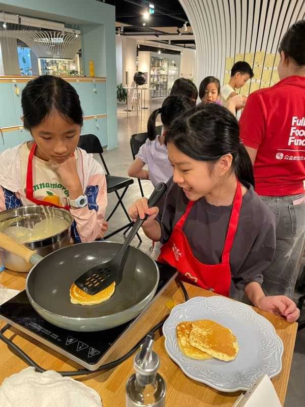 孩子親手完成料理,觀察麵糰在不同階段的變化;也透過酵母產氣觀察,將料理步驟連結到背後的科學原理。(圖片提供/灃食公益飲食文化教育基金會)