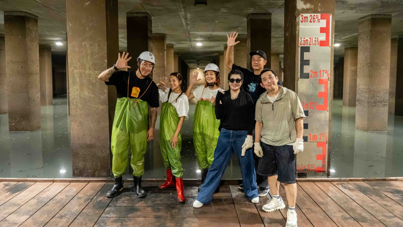 本集夥伴們和大來賓還戴上探照燈深入黑暗的連通管與涵洞。(圖/好看娛樂提供)