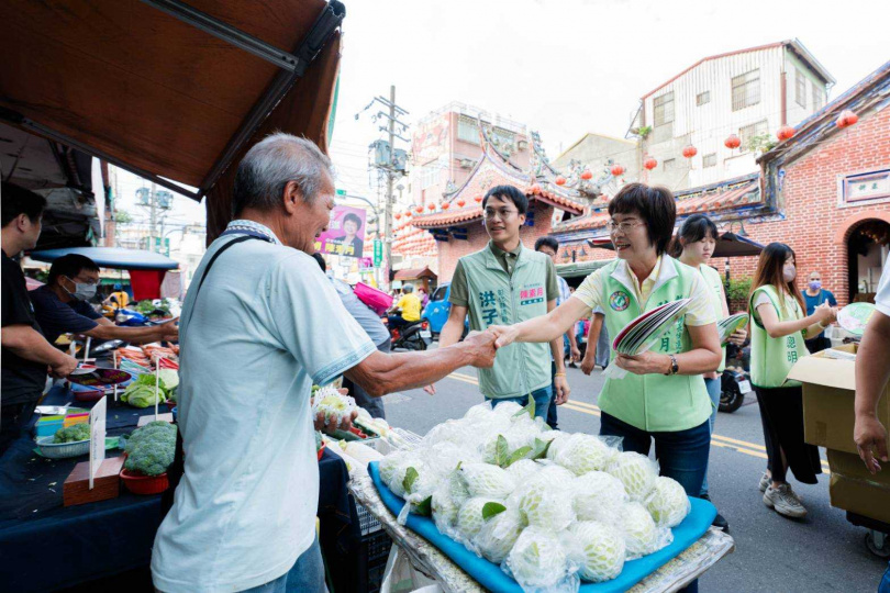 陳素月勤跑基層,頗受在地民眾歡迎。(圖/陳素月團隊提供)