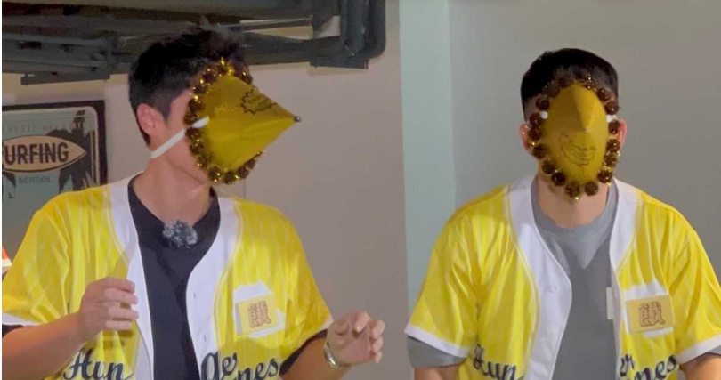 許孟哲（左）和紀言愷（右）臉戴慶生帽玩遊戲。（圖／中視提供）