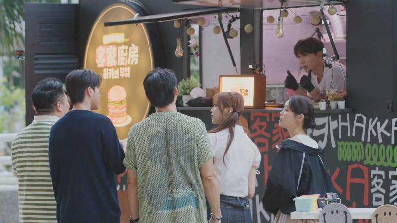 李元日（左起）、江宏傑、温昇豪、Nien、Judy，見到利特相當驚訝。（圖／客家電視台提供）