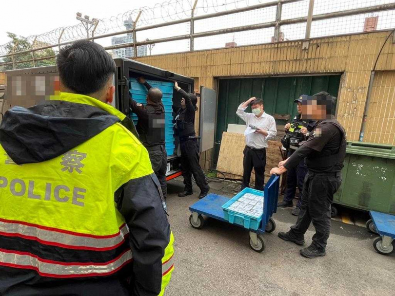 台中一家保全公司在春節期間收取超過20億現金，昨天在警方荷槍戒護下將巨款平安送進台銀金庫。（圖／警方提供）