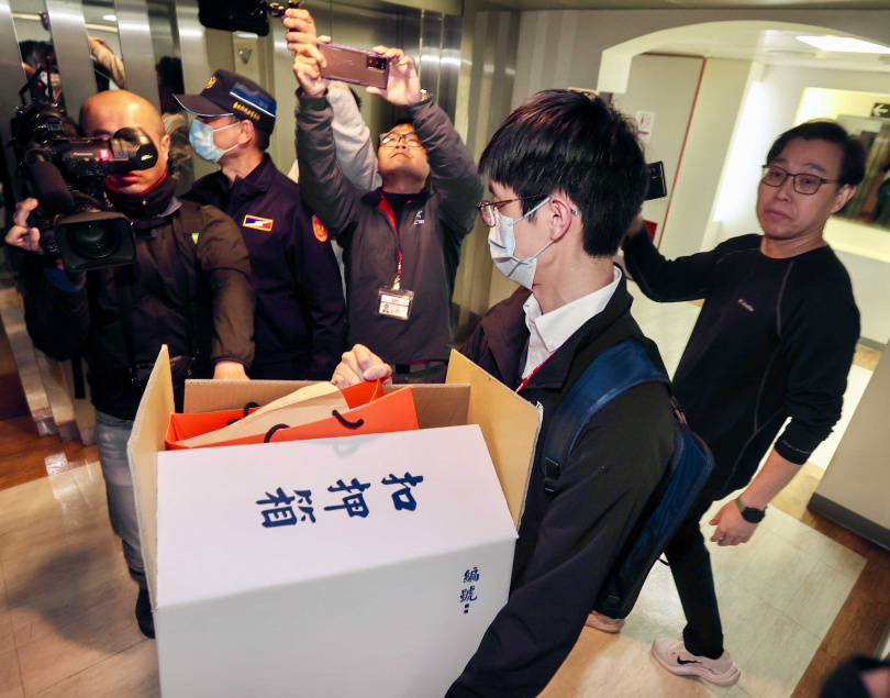 士林地檢署和調查局12日出動十餘人，到其服務處和議會辦公室等13處執行搜索；檢調將陳和助理等人帶回偵訊。（圖／報系資料照）