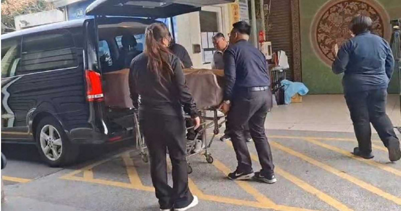 台中新光三越發生嚴重氣爆，23歲林姓女樓管不幸罹難，父母悲痛帶著愛女遺體返回新竹老家。（圖／三立新聞網提供）