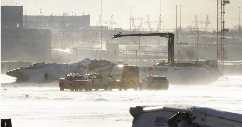 達美航空一架客機降落在多倫多時意外翻覆、機腹朝天。（圖／達志／美聯社）