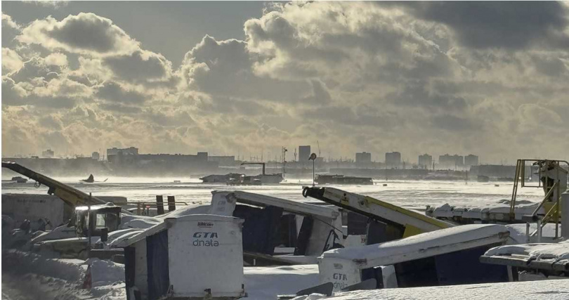 達美航空一架客機降落在多倫多時意外翻覆、機腹朝天。（圖／達志／美聯社）