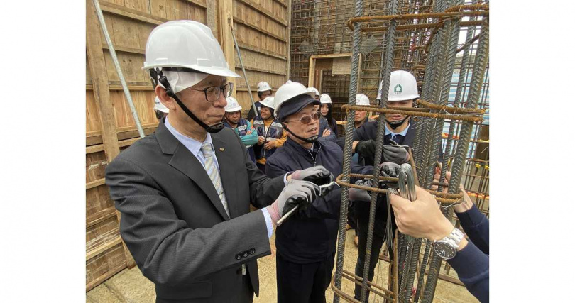 共同體驗工地現場綁鋼筋，採用「戴雲發Alfa Safe耐震系統工法」在工地只需簡單操作就可達到完美施工品質及提升建築抗震韌性。（圖中為三信商銀常務董事黃博怡、圖左為三信商銀總經理李世昭）（圖／社團法人建築安全履歷協會提供）。