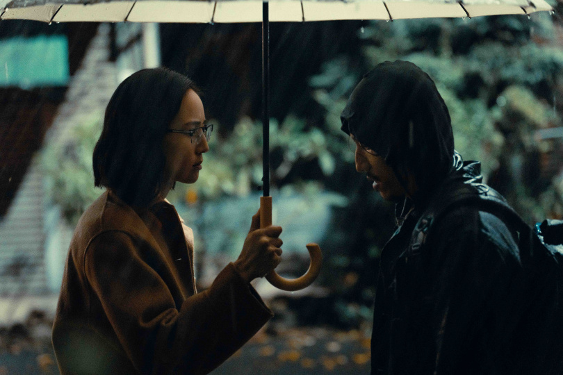 《The Outlaw Doctor 化外之醫》張鈞𡩋為一身透濕的連炳發撐傘，兩人在影集中不時出現曖昧互動。（圖／公視、中華電信、瀚草文創）