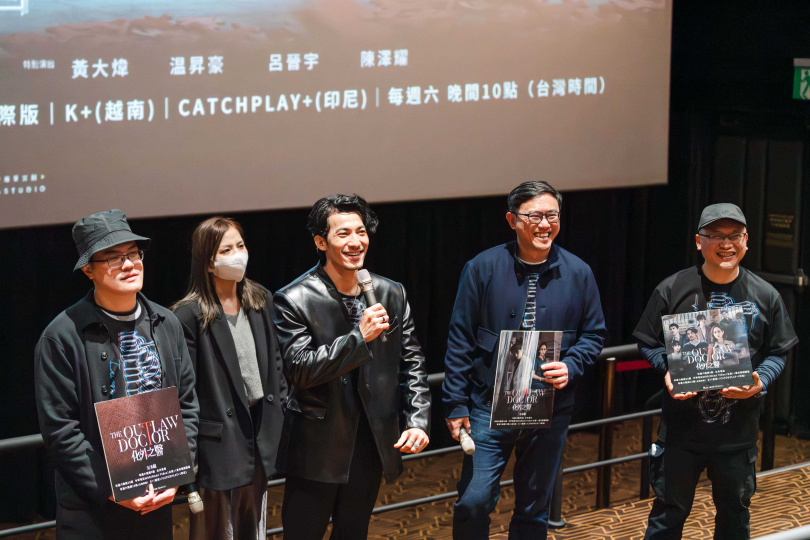 越南影帝「發哥」連炳發（中）與監製湯昇榮（右一）、導演廖士涵（右二）、詹淳皓（左一）出席臺中、嘉義特映會。（圖／公視、中華電信、瀚草文創）