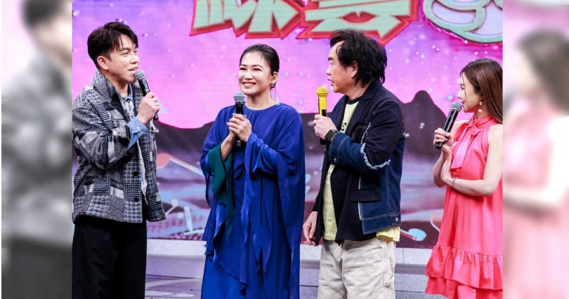 黃妃（左2）點評表演。（圖／中視提供）