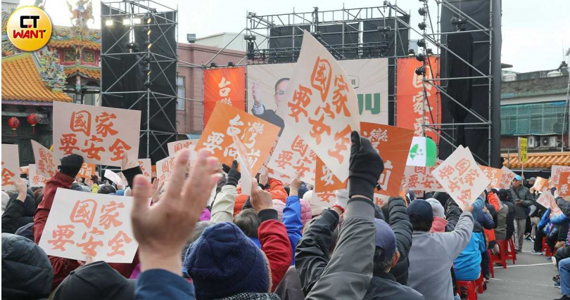 民進黨舉辦「人民是頭家」宣講系列活動為大罷免造勢，第二場於16日在桃園展開，痛批在野黨爬上人民頭上撒野。（圖／黃鵬杰攝）