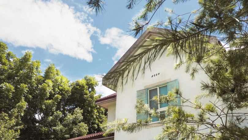 在兩個平台完成訂單、滿足條件即可獲抽獎資格,每週雙方會各抽出一組幸運兒,可同時獲得指定房源免費住宿一晚與WeMo租車兌換券,圖為指定房源之一、位於花蓮的「綠舍」。(圖/奧丁丁提供)