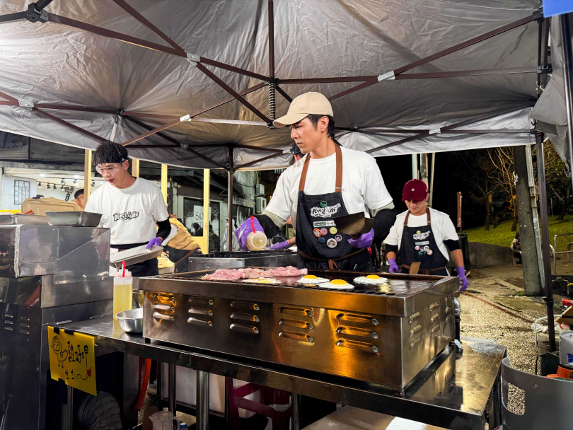 《我們這一攤2》前進中壢夜市，希望能雪恥第一季賣牛排遇到的種種問題。（圖／三立提供）