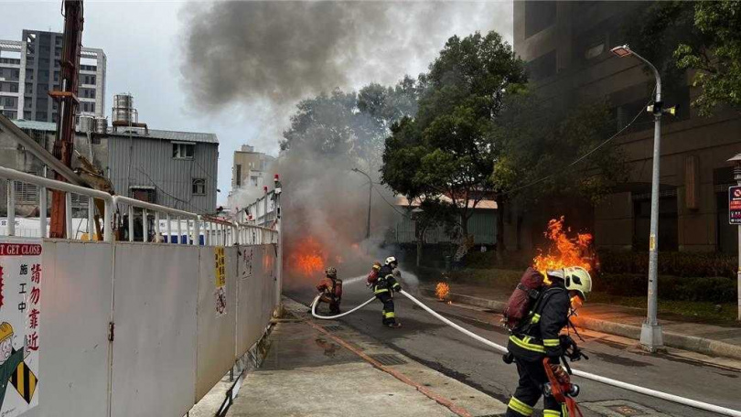 消防隊員撲滅火勢。（圖／三重警分局提供）