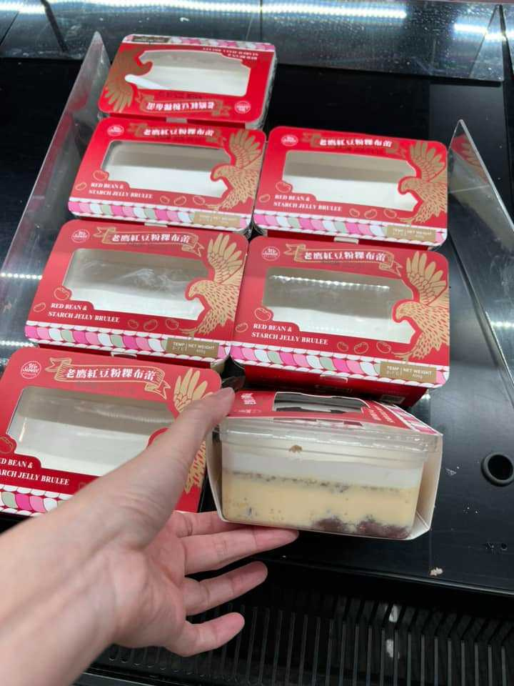 一名男子到超市購物時，在冰櫃中發現一款食品，因為質地透明加上燈光影響，讓人乍看產生誤會。（圖／翻攝自「路上觀察學院」臉書）