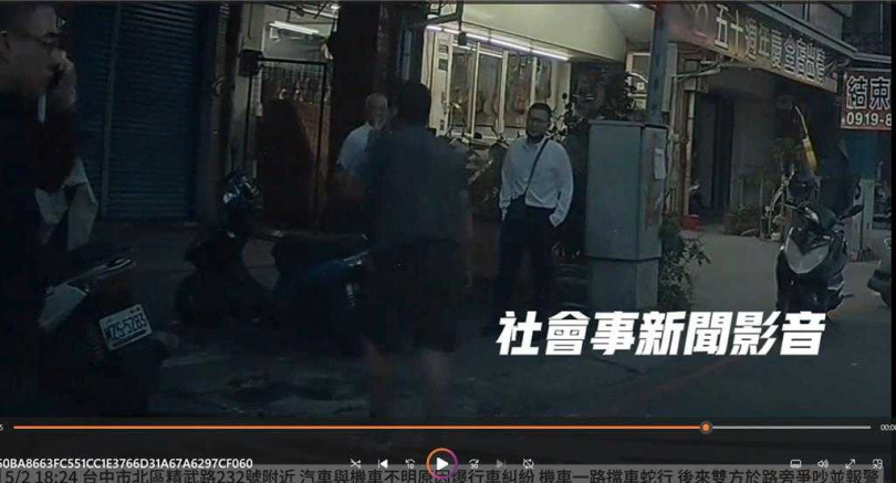 「社會事新聞影音平台」一段影片內容剪輯以詼諧方式呈現5月2日傍晚台中北區精武路上發生的行車糾紛案件。（圖／翻攝自「社會事新聞影音平台」）