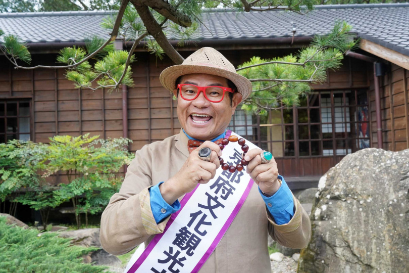 許效舜曾因拍攝節目前往京都知名佛教寺院「知恩院」，這裡恰好也有神戸珠数店的據點，他還特地挑選一串用於求財。（圖／魏妤靜攝）