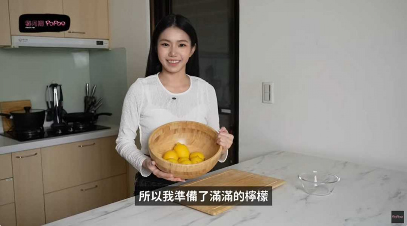 家寧準備了檸檬和綠茶。（圖／翻攝自秘月期POPOO YouTube）
