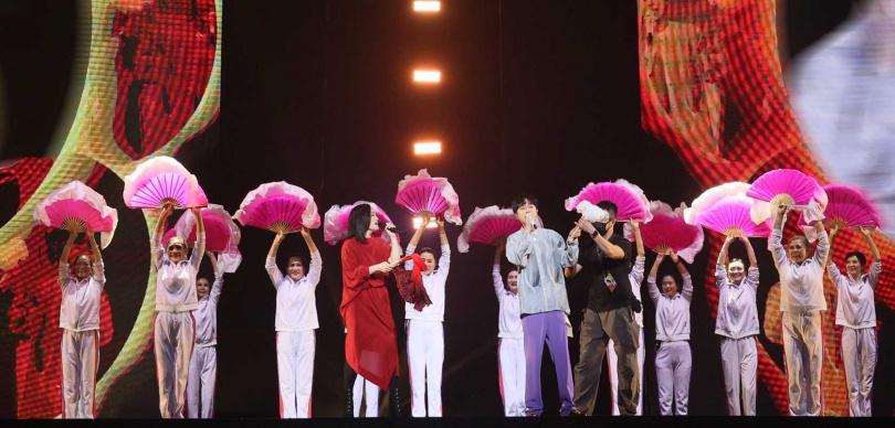 徐佳瑩大讚吳青峰的扇舞有天份。（圖／亞神音樂提供）