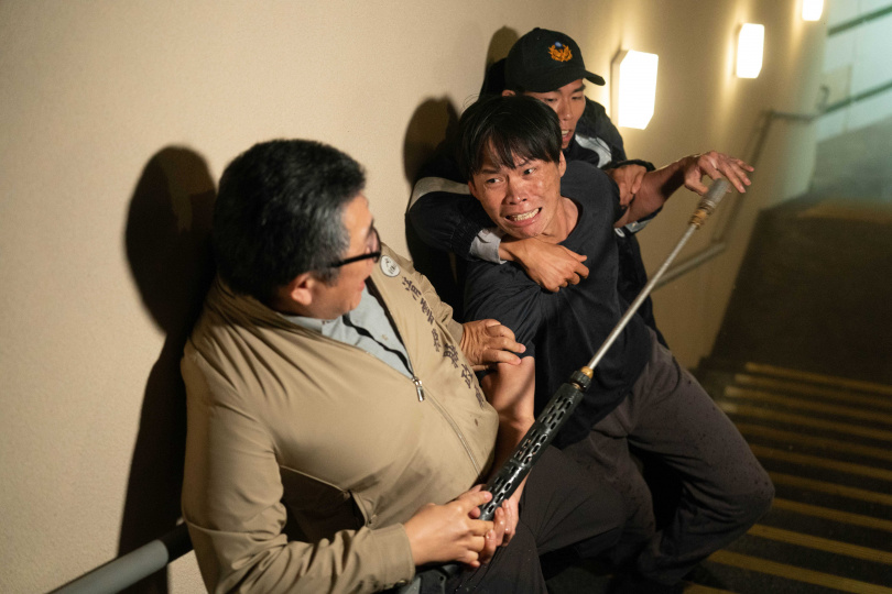 黃鐙輝飾演的羅自強病發鬧事。（圖／CATCHPLAY+）