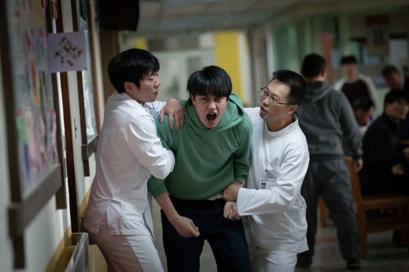 劉子銓飾演的胡冠駿在療養院病發情緒失控。（圖／CATCHPLAY+）