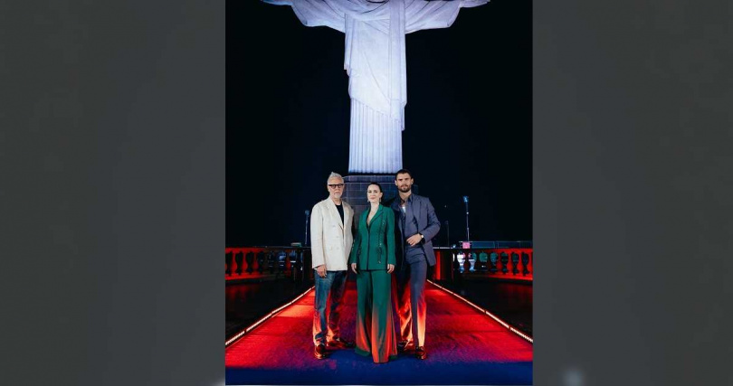 《超人》大衛科倫斯韋（右1）、瑞秋布羅斯納安（右2）、導演詹姆斯岡恩（左1）與巴西救世基督像合影。（圖／華納兄弟提供）