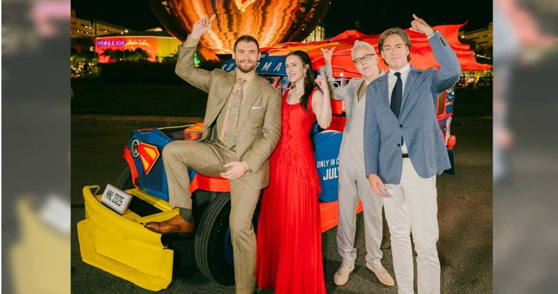 《超人》大衛科倫斯韋（左1）、瑞秋布羅斯納安（左2）、導演詹姆斯岡恩（右2）、製片彼得薩弗蘭（右1）搭乘菲律賓「吉普尼」合影。（圖／華納兄弟提供）