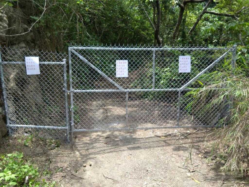 台南市南化區千層岩瀑布25日傳出溺水案件1人死亡,已是該處2年來第二起溺斃事故,國有財產署近日封閉必經道路,引發旅遊網紅熱議。(圖/南化區公所提供)