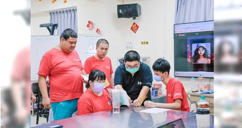 台東一對身障姊妹花的母親主要過世，讓姊妹頓失依靠。為讓更多身心障礙者能有依靠，臺灣自閉兒家庭關懷協會推動認養計畫，希望藉此讓身障患者可以互相扶持成長。（圖／翻攝畫面）