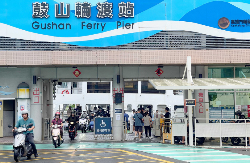 渡船站入口除了人員進出外，旁邊也是通勤車輛的通道，對行動不便人士來說具有危險。（圖／報系資料照）