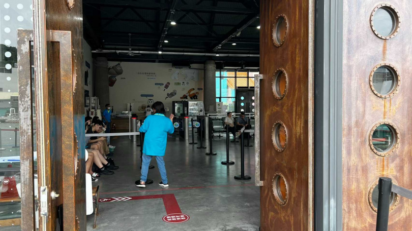 歐小姐擔任輪船公司監收票員，負責查驗旅客票證並計算登船人數，卻遭公司高層大酸天天坐在候船室吹冷氣。（圖／民眾提供）