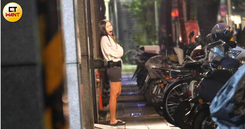 晚上十點多教練返回健身房，11點48分，林芯儀換了輕便拖鞋跟小包包，回到健身房周邊頻打哈欠等著KK下班。（圖／本刊攝影組）