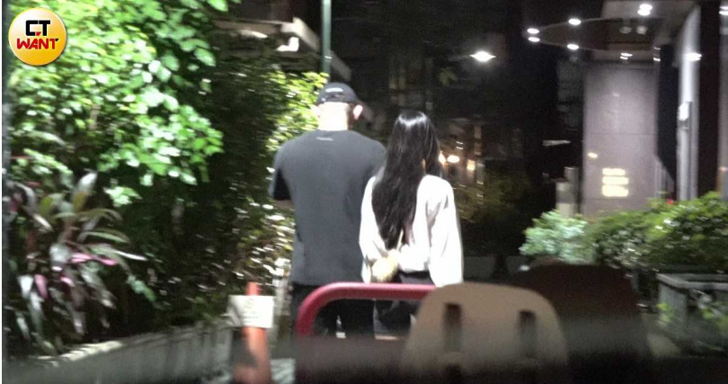 凌晨時分，林芯儀與教練KK並肩散步，一同走進男方住處，共度甜蜜深夜。（圖／本刊攝影組）
