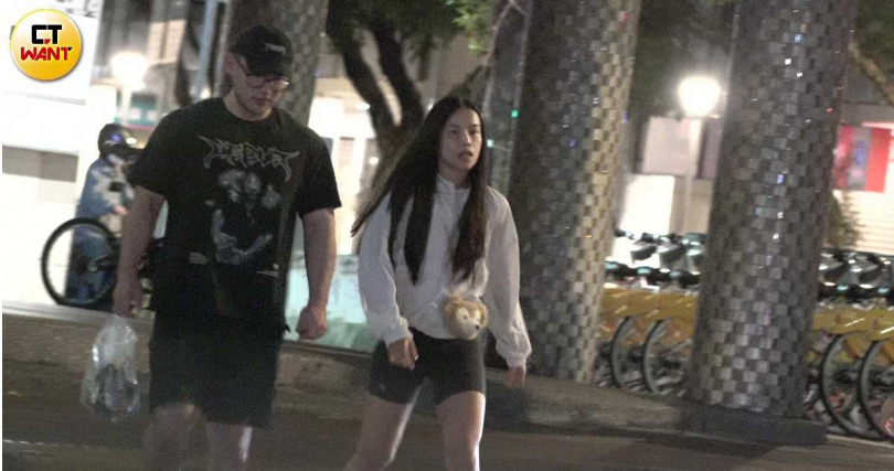 林芯儀跟教練KK一起走向夜市去吃宵夜。（圖／本刊攝影組）