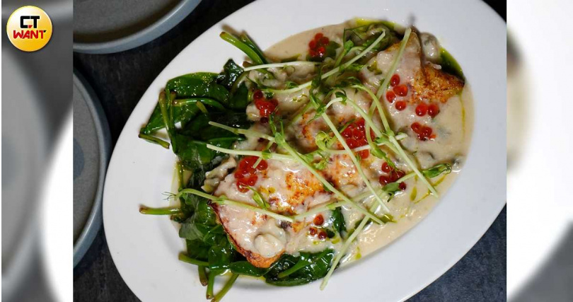 「煎烤鮭魚肚、炙燒蔬菜與檸檬蛤蜊奶油醬」。（500元，圖／魏妤靜攝）