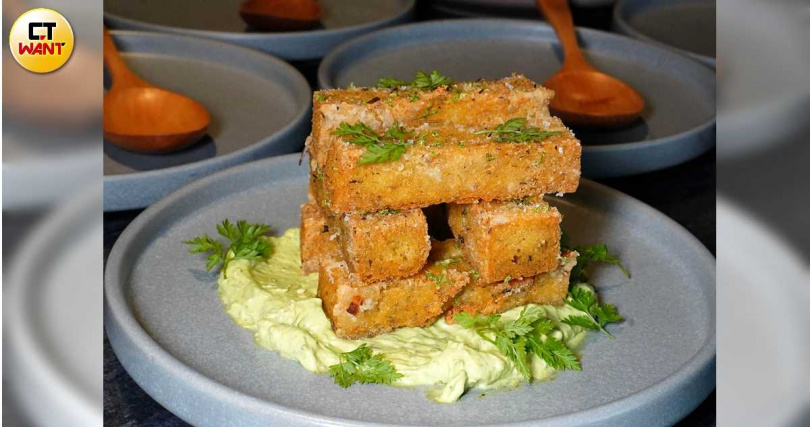 「炸玉米糕搭配酸奶青醬」。（150元，圖／魏妤靜攝）