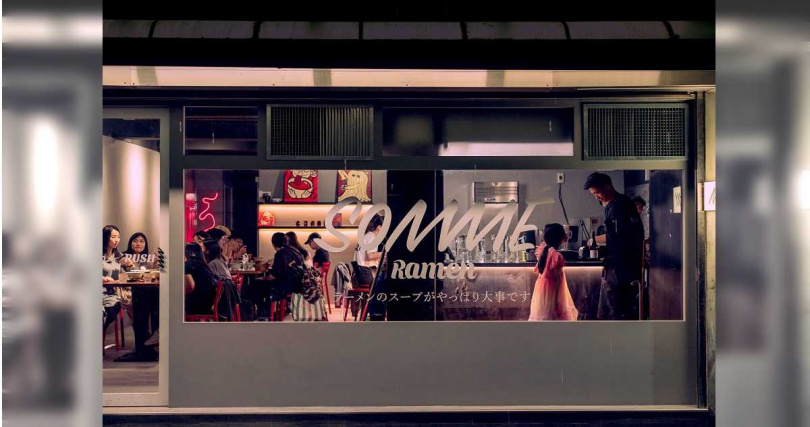 SOMMÉ採簡約低調的黑色系裝潢，開放式廚房讓顧客能窺探廚師料理的過程。（圖／SOMMÉ提供）