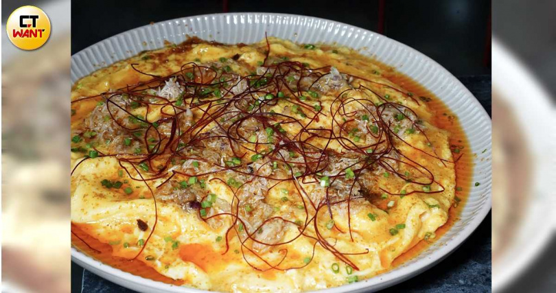 偏重口味、滋味鹹鮮的「烏魚子蟹肉歐姆蛋」適合下酒。（270元，圖／魏妤靜攝）