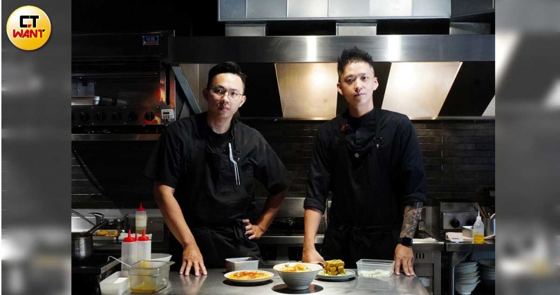 在菜單設計上，主廚Craig（右）會提出概念及想法、抓出大框架，Tank則是風格執行與創意靈魂的主導設計者。（圖／魏妤靜攝）
