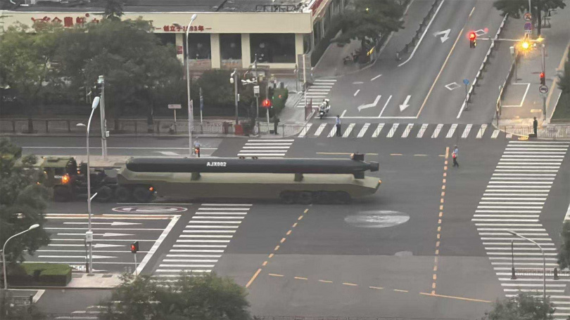 巨型水下無人艇。（圖／翻攝自《新華社》）