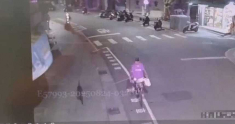 新北市淡水區一名61歲胡姓男街友強行帶走黑狗「麥可」，還將狗狗虐待致死，再棄屍基隆河滅證，如今已被逮捕。（圖／翻攝畫面）