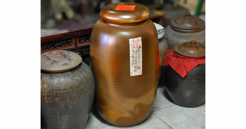 一般人只需以不上釉的陶甕或陶製茶倉乾燥儲存即可。(圖╱吳德亮攝)