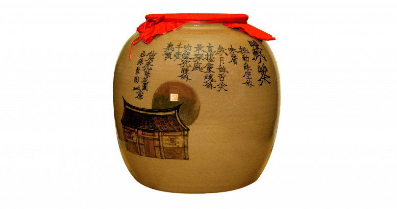 由本文作者親繪、陶藝家曾冠錄燒造的普洱圓茶茶倉。(圖╱吳德亮攝)