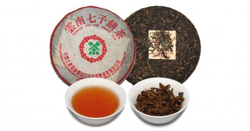 香港入倉、經台灣退倉後的1998年7532青餅,茶湯明顯鮮濃透亮、口感醇厚。(圖╱吳德亮攝)