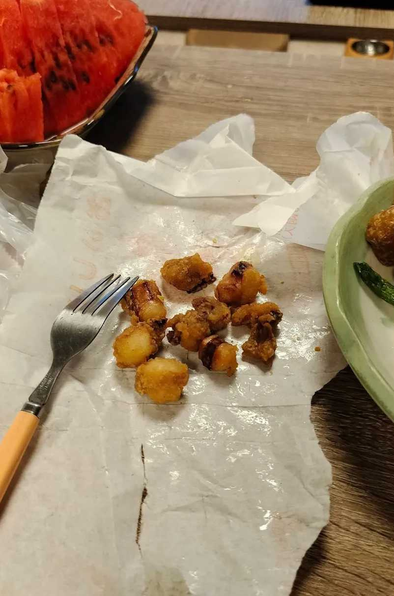 原PO買了一份60元的炸魷魚，卻只有不到10塊的份量。（圖／翻攝自臉書／汐止集團）