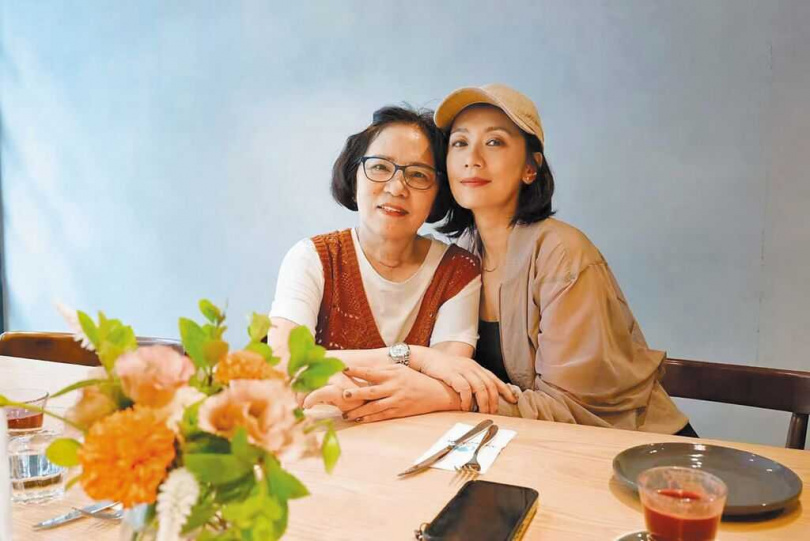 賈靜雯(右)和媽媽感情緊密,事親至孝也影響了3個女兒。(圖/賈靜雯提供)