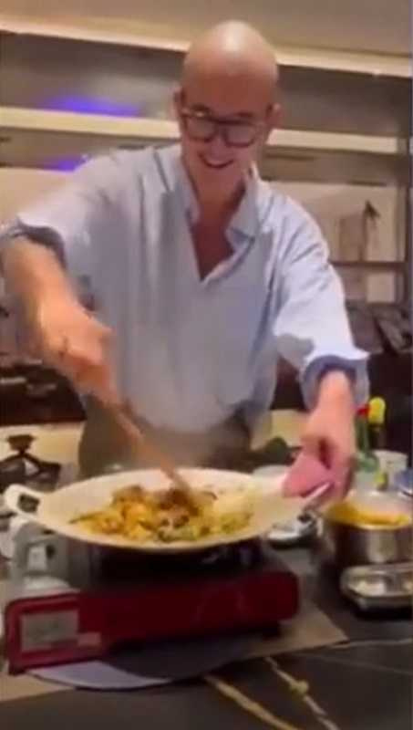 過去小S經常分享具俊曄做菜給大家吃的影片，家庭氣氛總是很歡樂。（圖／翻攝自小S臉書）