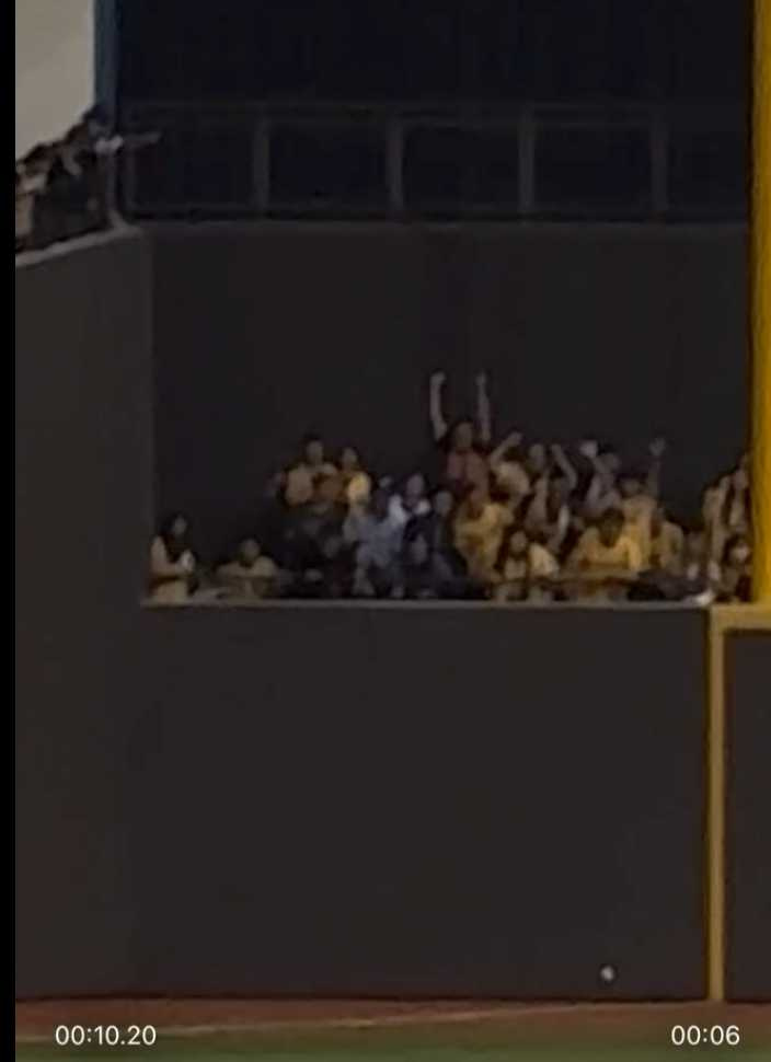 有球迷貼出當下拍的畫面，指出球應該是在界內。（圖／翻攝Threads／＠hc.wei____）