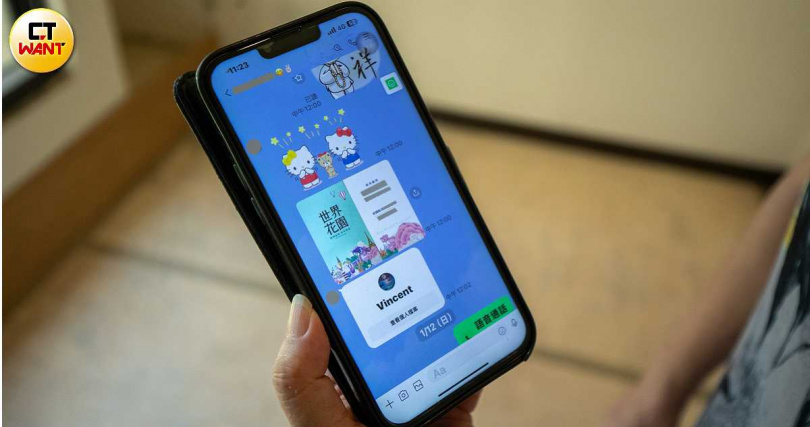 黃阿姨秀出手機,當初就是在大廳的代銷小姐推薦奧拓公司,並直接把設計師Vincent(費敬禹)的line傳給他。(圖/劉耿豪攝)